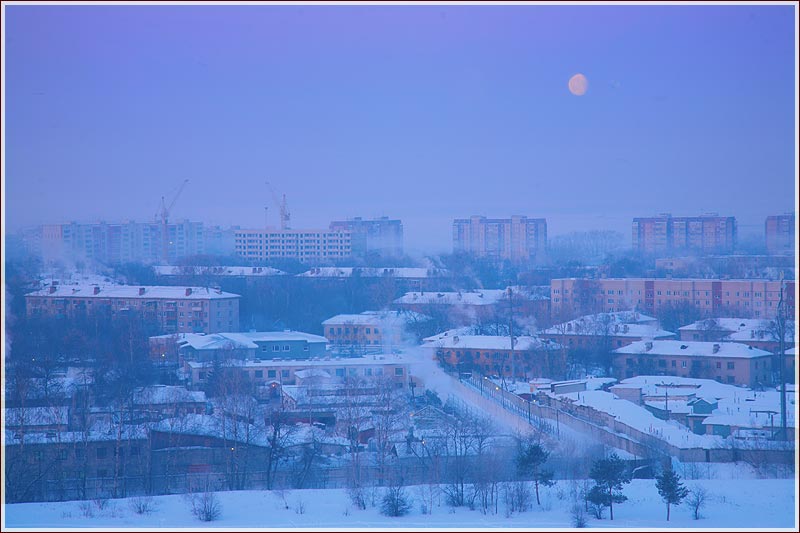 Морозное утро с Луной. Зимний пейзаж Утренний город. Луна над городом