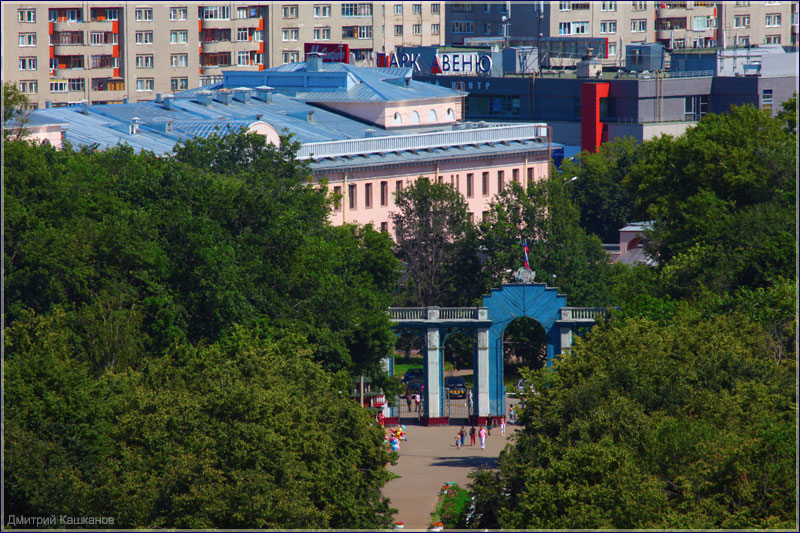 Главный вход. Дворец автозавода и Парк-Авеню. Автозаводский парк Нижнего Новгорода. Фото