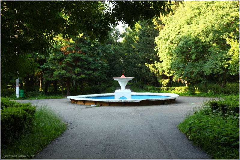 Старый маленький фонтан. Автозаводский парк Нижнего Новгорода. Фото