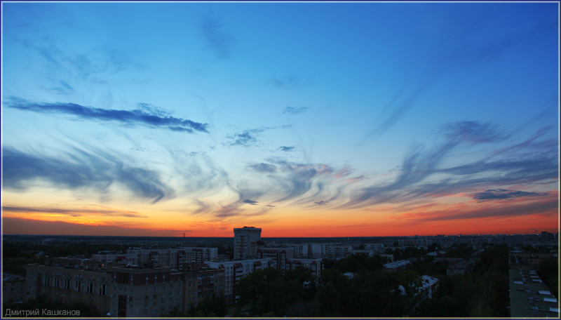 Вечерний Нижний Новгород. Перистые облака на небе после заката