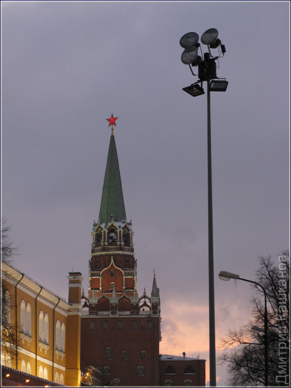 Башня Московского кремля. Прожектор. Ночная Москва
