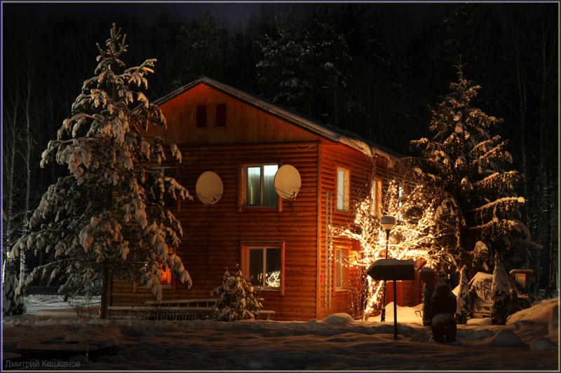 Зимний лес. Ночь. Деревянный домик. Фото. Новогодние открытки