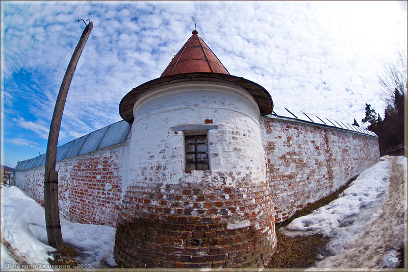 Монастырская стена с башней. Фото рыбьим глазом. г. Гороховец