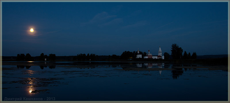 Ночная панорама. Луна над озером. Монастырь на острове