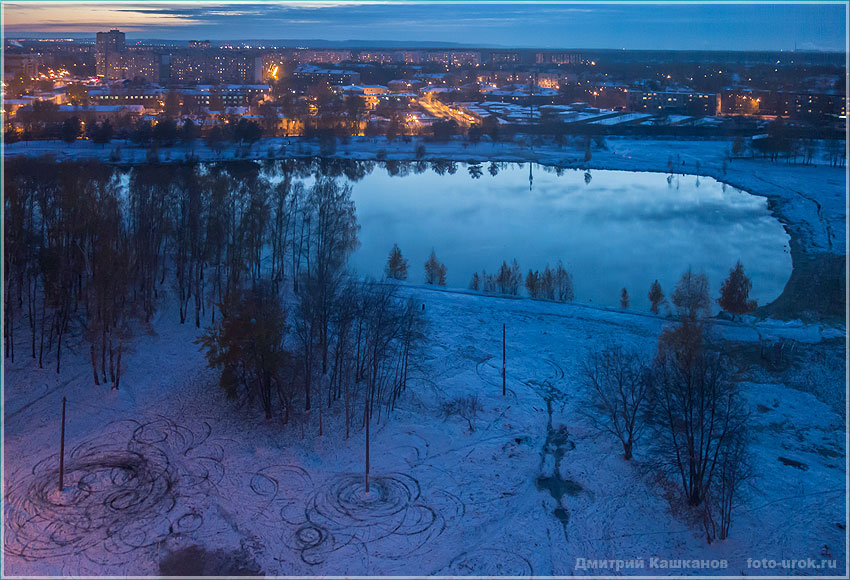 Синий вечер с кругами на первом снегу