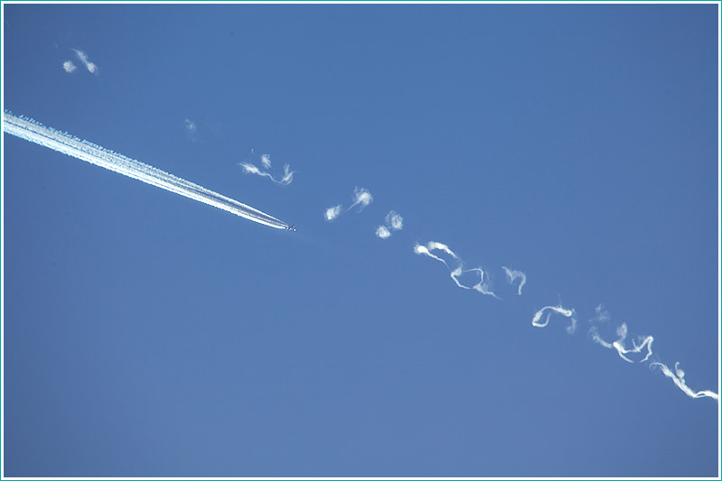 Фотография следа самолета в небе