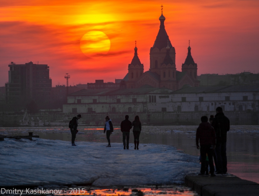 Закат над Собором Александра Невского. Вид с Нижне-Волжской набережной
