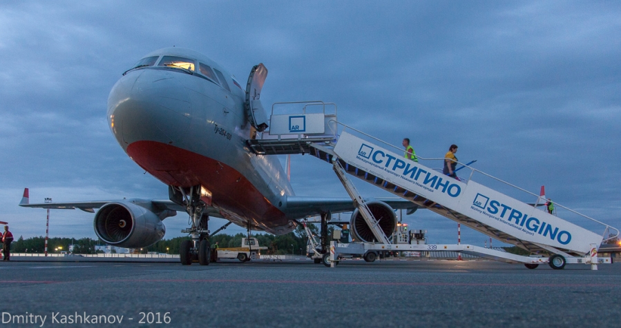 Аэропорт Стригино. Фото самолета Ту-204 и трапа. Споттинг 2016