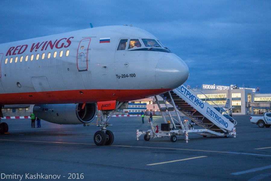 Фото самолета Ту-204 вRed Wings в аэропорту Стригино
