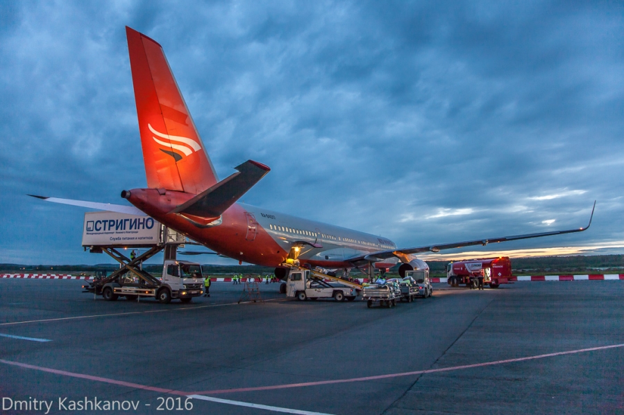Обслуживание самолета Ту-204 компании Red Wings в аэропорту. Ночное фото