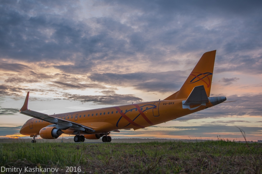 Самолет Embraer 190 готовится к взлету. Фото вечернего аэропорта