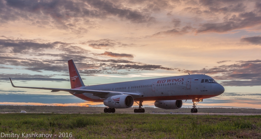 Самолет Ту-204 авиакомпании Red Wings. Вечернее фото