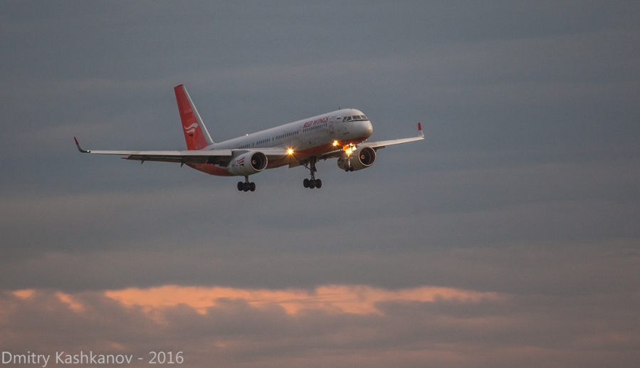 Самолет Ту-204 заходит на посадку. Фото