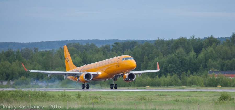 Желтый самолет Embraer 190 заходит на посадку. Фото