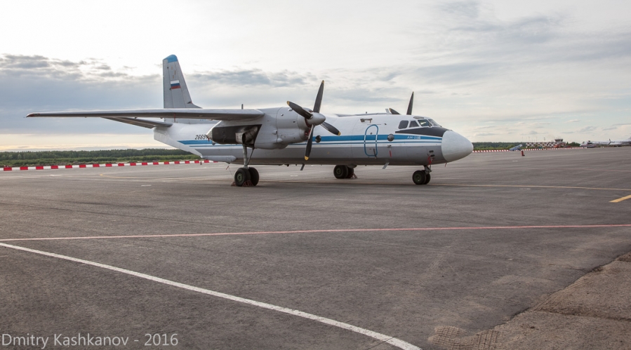 Самолет Ан-26 в аэропорту Нижнего Новгорода. Фото