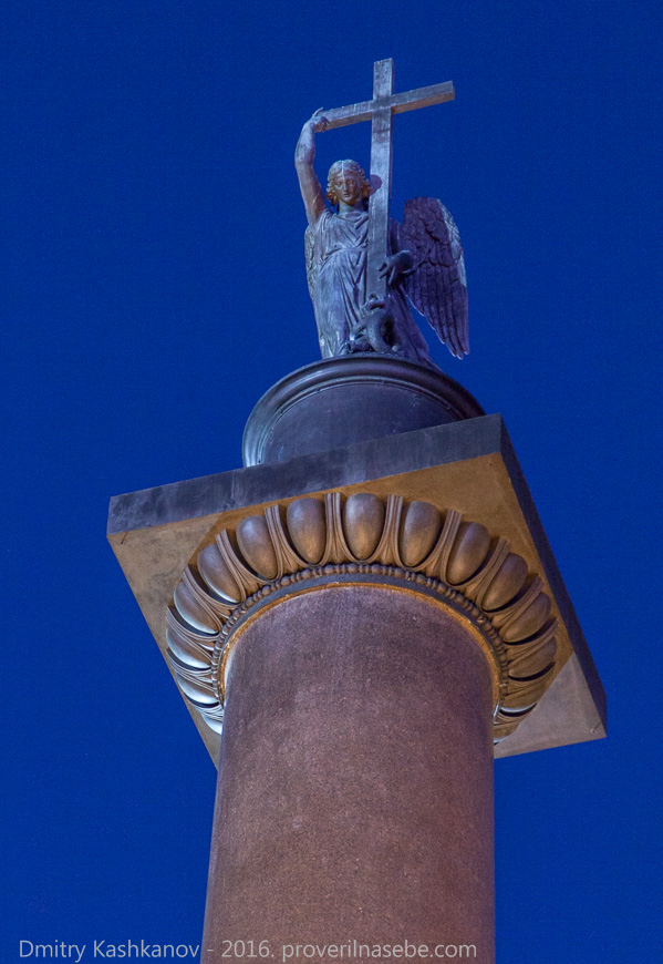 Ангел на вершине Александровской колонны. Дворцовая площадь. Фото