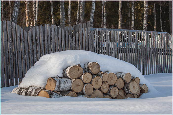 Зимняя зарисовка. Березовые дрова под снегом