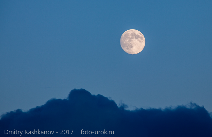 Фото Луны над синими облаками