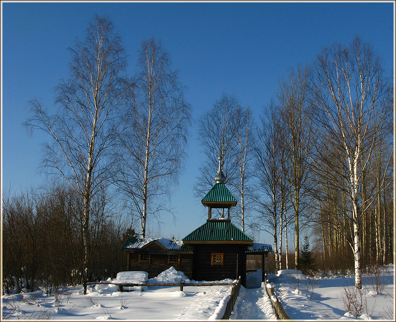 Зимний пейзаж с колодцем. Березы на фоне синего неба