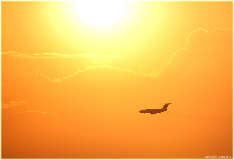 Фотография самолета заходящего на посадку. ИЛ-76 на фоне заката