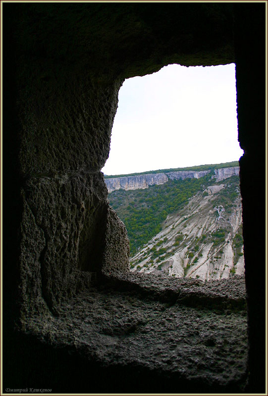 Чуфут-кале. Крым. Бахчисарай. Вид из окна пещерного города караимов