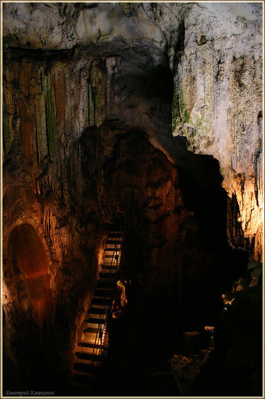 Экскурсия в пещеру. Тропа для туристов. Пещера Эмине Баир Хосар в Крыму. Фото пещер