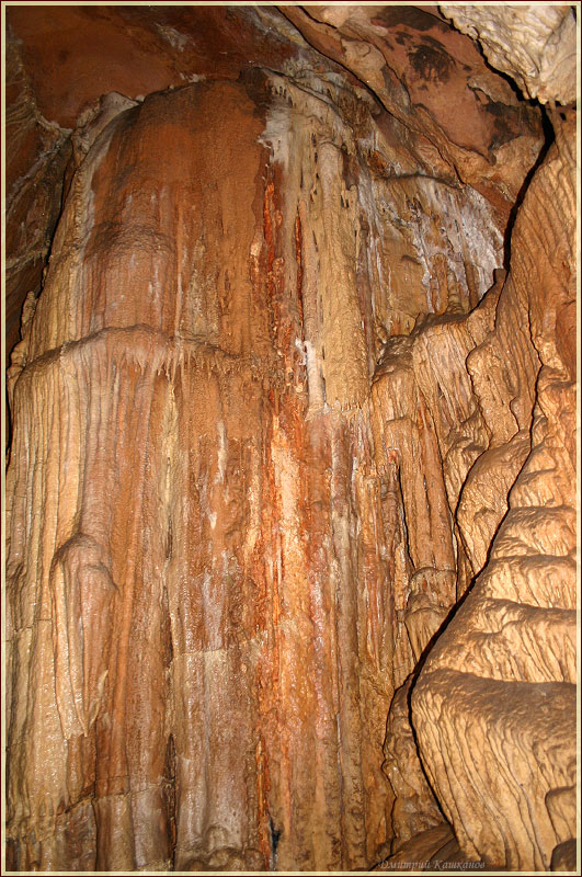Каменные занавесы на стенах пещеры. Пещера Эмине Баир Хосар в Крыму. Фото пещер