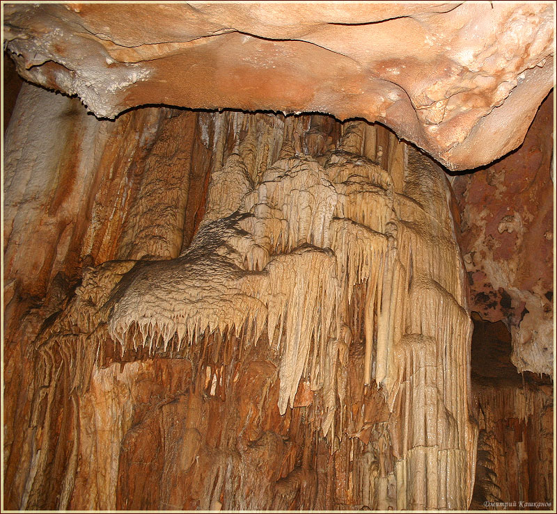 Каменные каскады на стенах пещеры. Пещера Эмине Баир Хосар в Крыму. Фото пещер