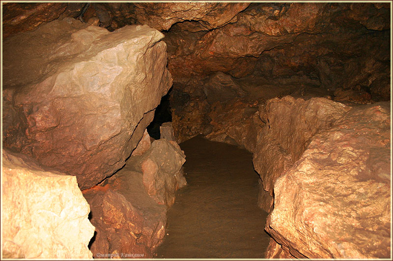 Экскурсионная тропа в пещере. Красная пещера в Крыму. Фото пещер