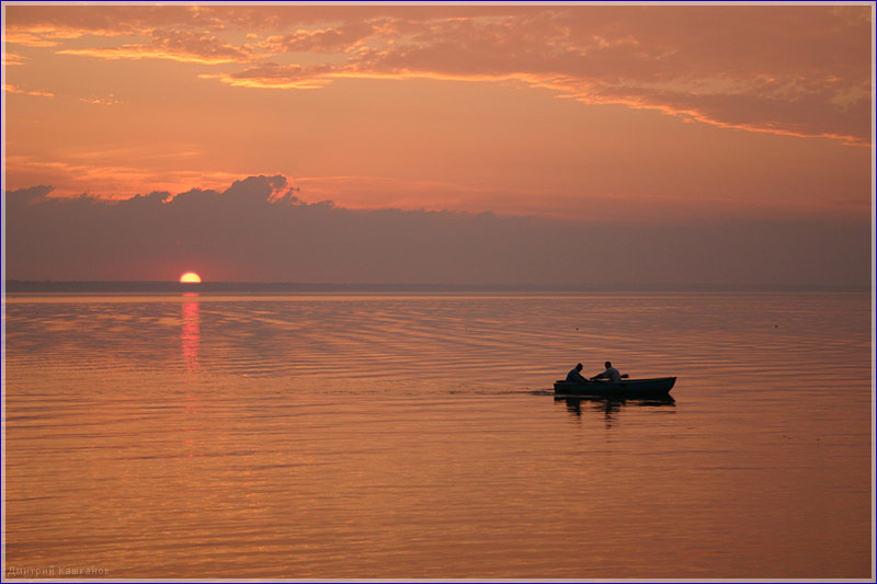 Спокойный отдых на море. Рыбаки в лодке. Морская рыбалка. Красивые фото закатов