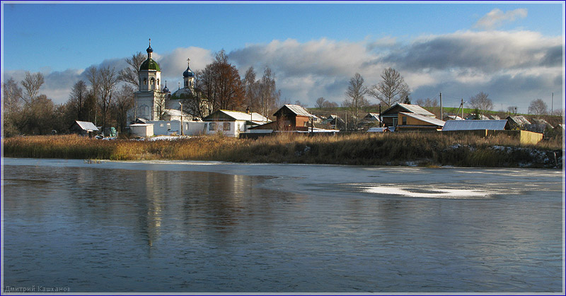 Церковь в Старково. Первый лед на озере. Фото начало зимы