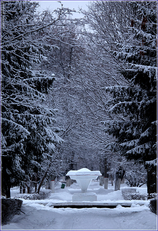 Фото зимнего парка. Фонтан под снегом